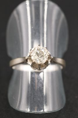 Gros plan sur une bague surmontée d'un diamant