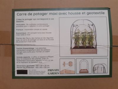 une boîte avec l'image d'une plante à l'intérieur