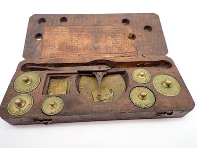 une vieille boîte en bois ornée de boutons en laiton