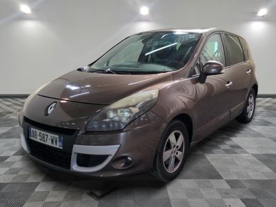 la photo d'une voiture brune garée sur un sol en damier