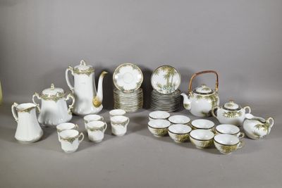 beaucoup d'assiettes et de tasses blanches et dorées