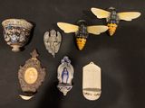 un grand nombre d'objets posés sur une table