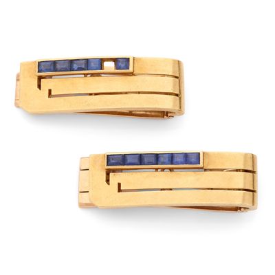 paire de broches en or et lapis-lazuli, ornées de saphirs