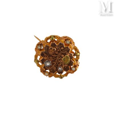 une photo en gros plan d'une broche ornée d'un motif floral