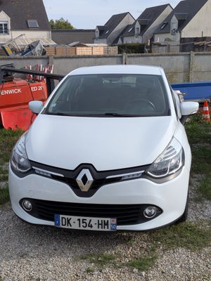 une voiture blanche garée sur un parking