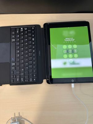 un ordinateur portable et une tablette posés l'un à côté de l'autre sur un bureau