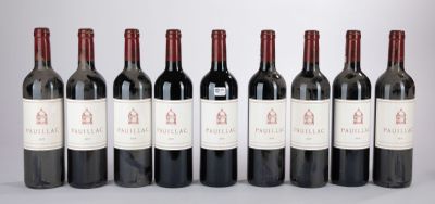 six bouteilles de vin rouge sont alignées