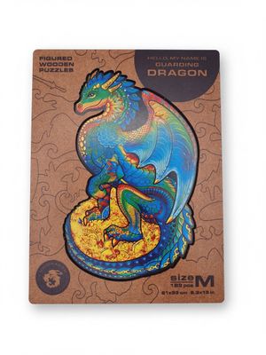 un dragon bleu perché sur un morceau de carton