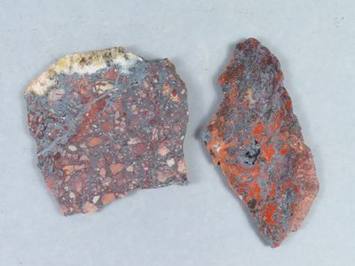 deux morceaux de roche qui se trouvent l'un à côté de l'autre