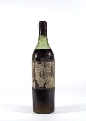 une bouteille de vin posée sur une table