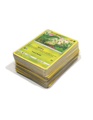 une pile de cartes empilées les unes sur les autres sur une table