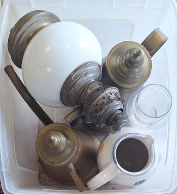 un récipient en plastique rempli de café et de théières