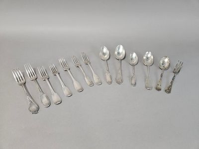 un ensemble de couverts comprenant des fourchettes, des cuillères et des cuillères