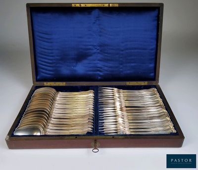 couverts plaqués argent dans un coffret en bois doublé de velours bleu