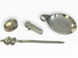 beaucoup d'objets en argent sur une surface blanche