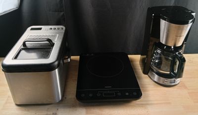 une cafetière, un grille-pain et un grille-pain posés sur une table