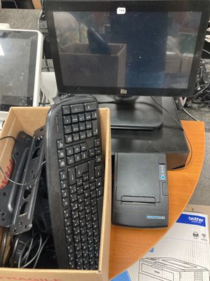 un boîtier sur lequel sont posés un clavier, une souris et un écran