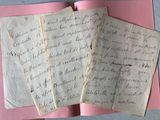 deux vieilles lettres sont posées sur une feuille de papier