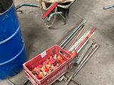 un grand nombre d'outils posés sur le sol