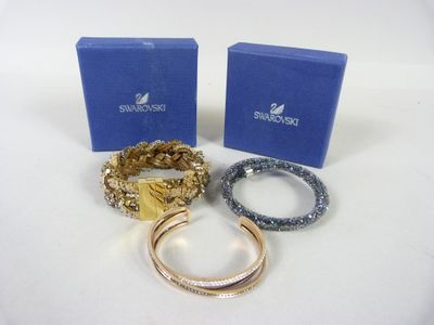 trois paires de bracelets et une bague dans un coffret bleu