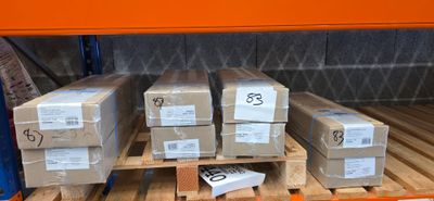de nombreux cartons sur une palette à l'arrière d'un camion
