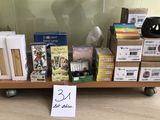 une vitrine contenant un grand nombre d'objets différents