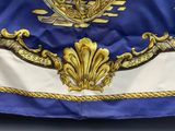 un drapeau bleu et blanc orné d'un blason doré