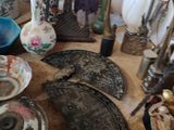 de nombreux vases et assiettes de toutes sortes sur la table