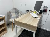 un bureau avec un ordinateur et une chaise dans un coin