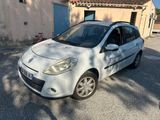 une petite voiture blanche garée devant un bâtiment
