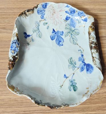 Coupelle en Porcelaine reposant sur des pieds tripodes en fo…