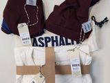 un sac de vêtements et une paire de chaussures posés sur une table