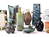 de nombreux types de vases différents et des vases posés sur la table