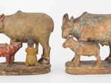 deux figurines représentant une vache et une vache avec son veau