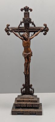statue de Jésus sur la croix, surmontée d'un oiseau