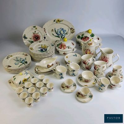 de nombreux types de plats et de tasses sur la table