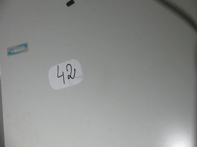 un réfrigérateur blanc avec un autocollant sur le côté
