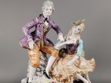deux figurines représentant un homme et une femme assis sur une table