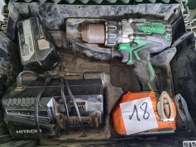 une boîte contenant une perceuse et d'autres outils
