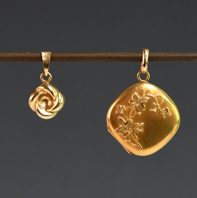 deux pendentifs en or ornés d'une pièce d'or et d'une rose en or