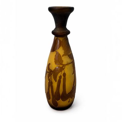 un vase marron orné d'un oiseau sur un fond blanc