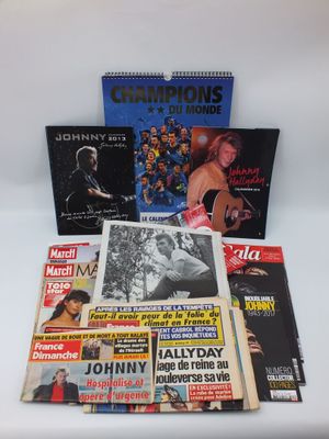 une pile de magazines posée sur une table