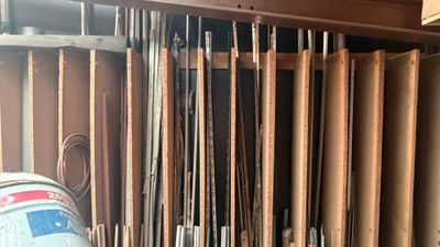 une photo d'un garage rempli d'outils