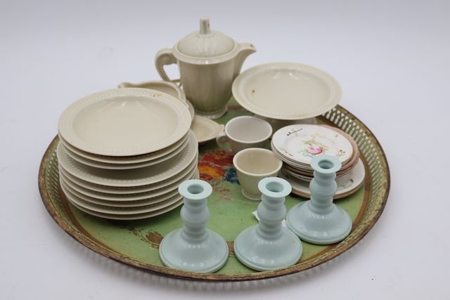 Eléments de dinette (saucière, tasses, assiettes, petits bougeoir...