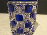 un vase en verre bleu posé sur une table