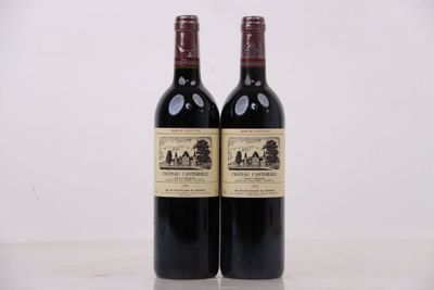 deux bouteilles de vin posées sur une table l'une à côté de l'autre