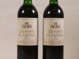 deux bouteilles de vin rouge posées l'une à côté de l'autre sur une table