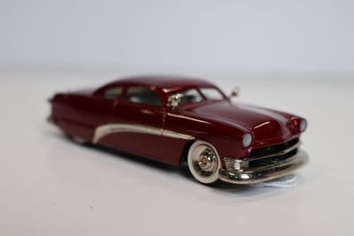 une petite voiture rouge posée sur une table