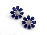 une paire de boucles d'oreilles en forme de fleur, en saphir et diamants