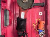 une boîte à outils rouge avec des outils sur une table